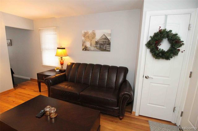 2223 Ridgemont Road, Grosse Pointe Woods, MI 48236