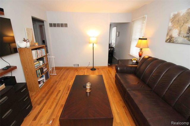 2223 Ridgemont Road, Grosse Pointe Woods, MI 48236