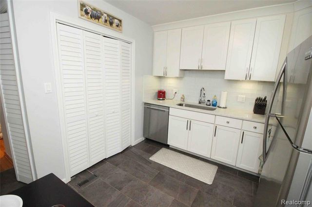 2223 Ridgemont Road, Grosse Pointe Woods, MI 48236