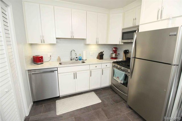 2223 Ridgemont Road, Grosse Pointe Woods, MI 48236