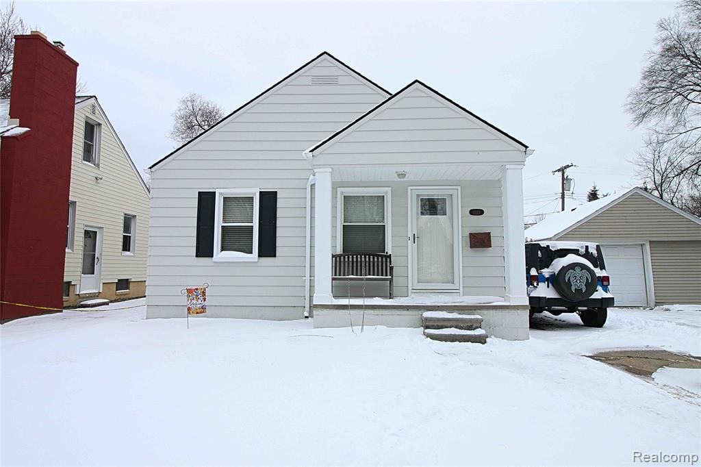 2223 Ridgemont Road, Grosse Pointe Woods, MI 48236