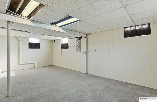 4957 Valley Street, Omaha, NE 68106