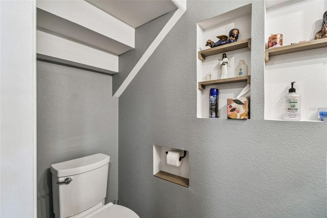 6916 LAKE PLACE COURT, Tampa, FL 33634