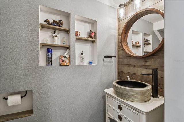 6916 LAKE PLACE COURT, Tampa, FL 33634