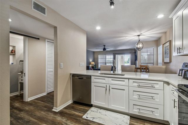 6916 LAKE PLACE COURT, Tampa, FL 33634