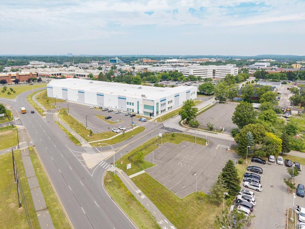 107 Charles Lindbergh Boulevard, Garden City, NY 11553 — exterior