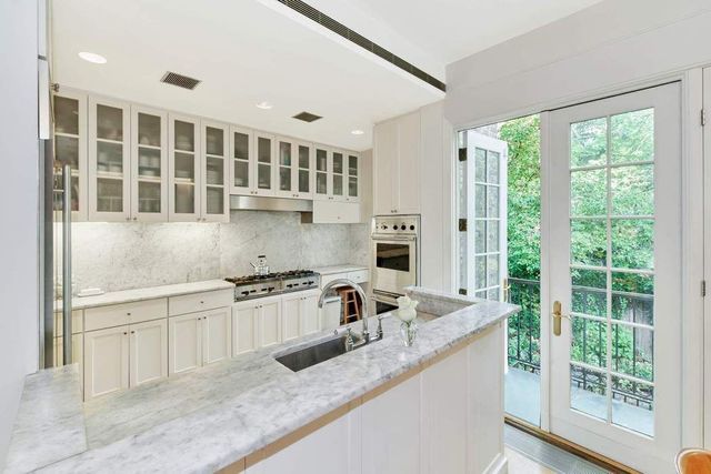 453 W 24th Street, New York City, NY 10011