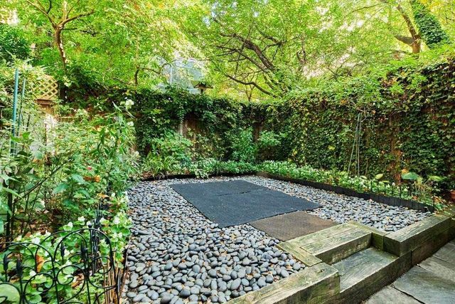 453 W 24th Street, New York City, NY 10011
