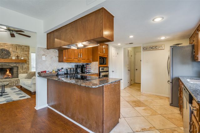 718 Angle Ridge Circle, Garland, TX 75043