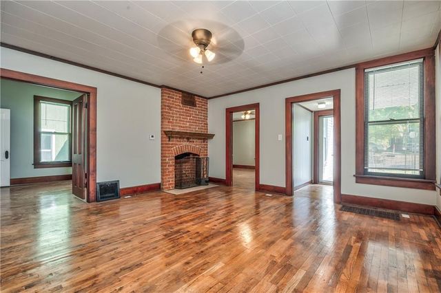 934 W 7th Street, Leavenworth, KS 66048