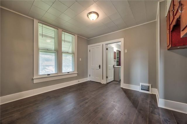 934 W 7th Street, Leavenworth, KS 66048