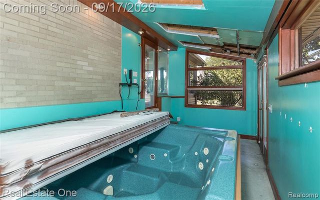 25313 Scotia Road, Huntington Woods, MI 48070