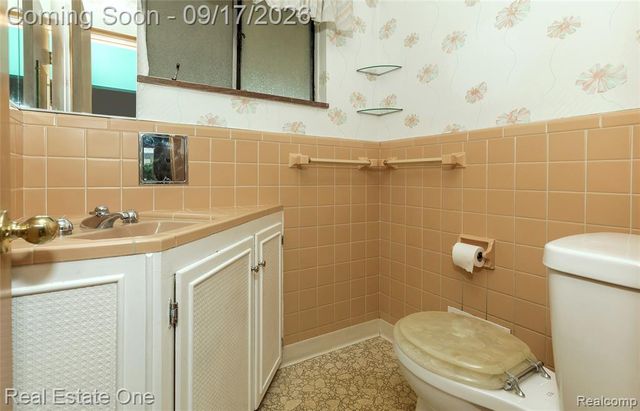 25313 Scotia Road, Huntington Woods, MI 48070