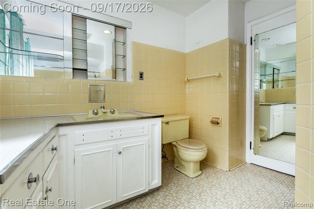 25313 Scotia Road, Huntington Woods, MI 48070