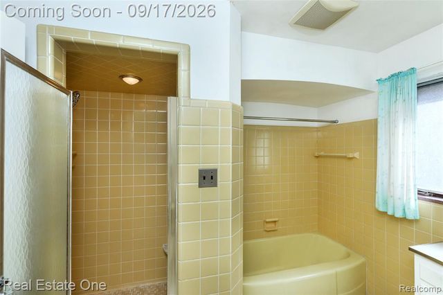 25313 Scotia Road, Huntington Woods, MI 48070