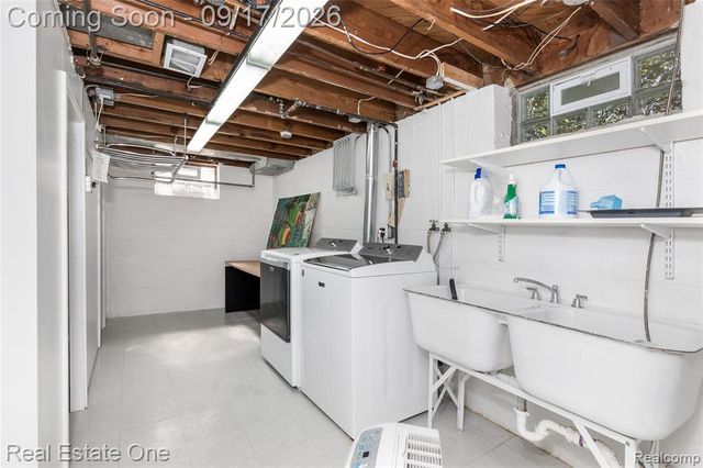 25313 Scotia Road, Huntington Woods, MI 48070