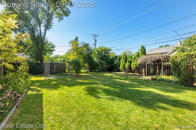25313 Scotia Road, Huntington Woods, MI 48070