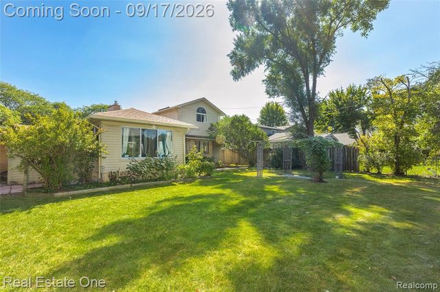 25313 Scotia Road, Huntington Woods, MI 48070