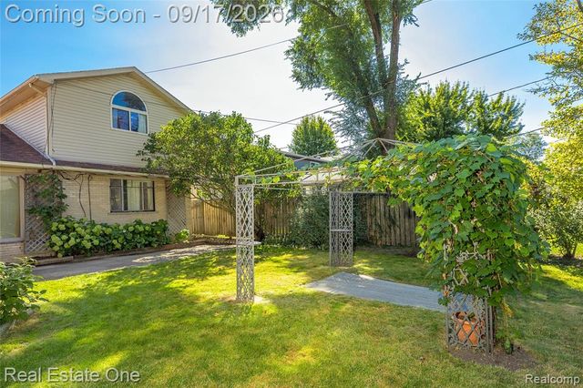 25313 Scotia Road, Huntington Woods, MI 48070
