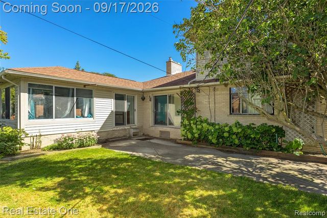 25313 Scotia Road, Huntington Woods, MI 48070