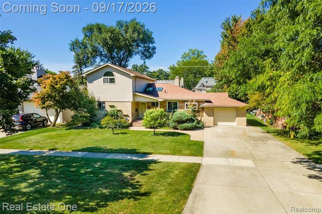 25313 Scotia Road, Huntington Woods, MI 48070