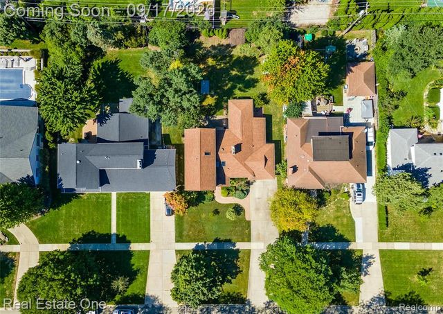 25313 Scotia Road, Huntington Woods, MI 48070