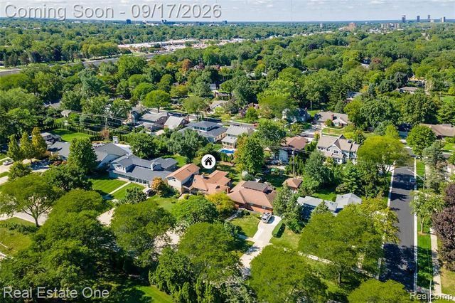 25313 Scotia Road, Huntington Woods, MI 48070