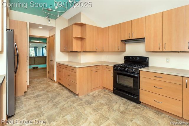 25313 Scotia Road, Huntington Woods, MI 48070