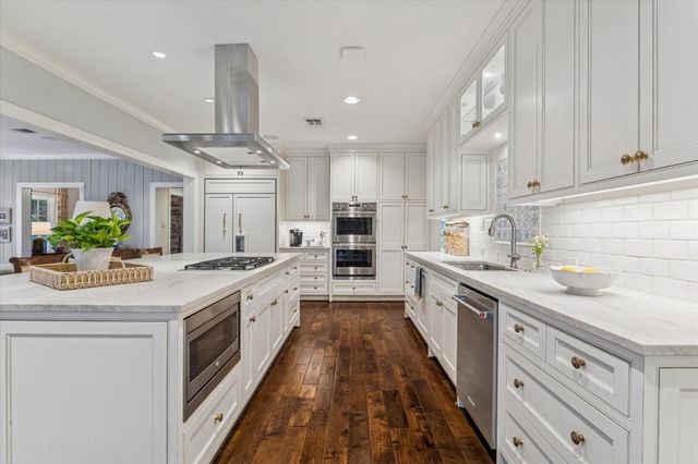 28 E Broad Oaks Drive, Houston, TX 77056