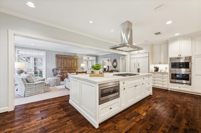 28 E Broad Oaks Drive, Houston, TX 77056