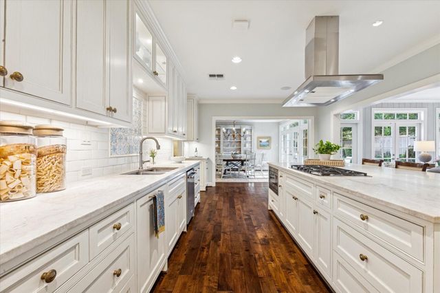 28 E Broad Oaks Drive, Houston, TX 77056