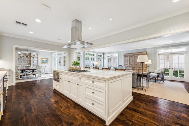 28 E Broad Oaks Drive, Houston, TX 77056