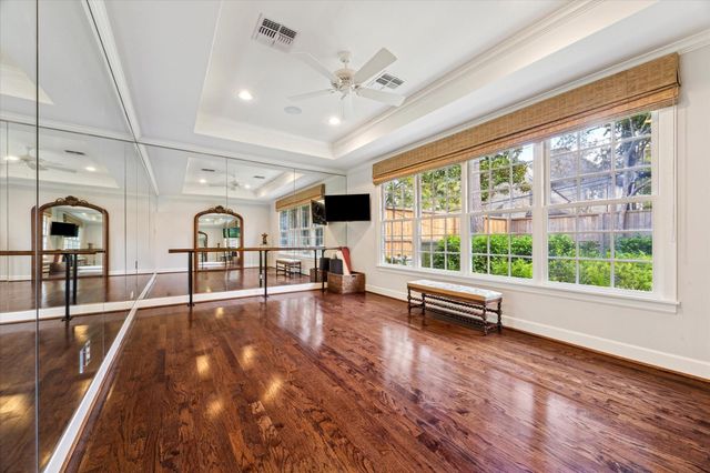 28 E Broad Oaks Drive, Houston, TX 77056