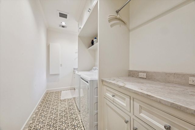 28 E Broad Oaks Drive, Houston, TX 77056