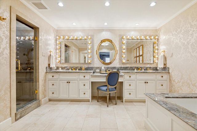 28 E Broad Oaks Drive, Houston, TX 77056