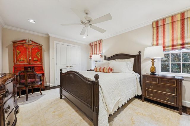 28 E Broad Oaks Drive, Houston, TX 77056