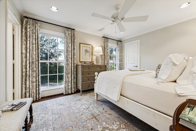 28 E Broad Oaks Drive, Houston, TX 77056