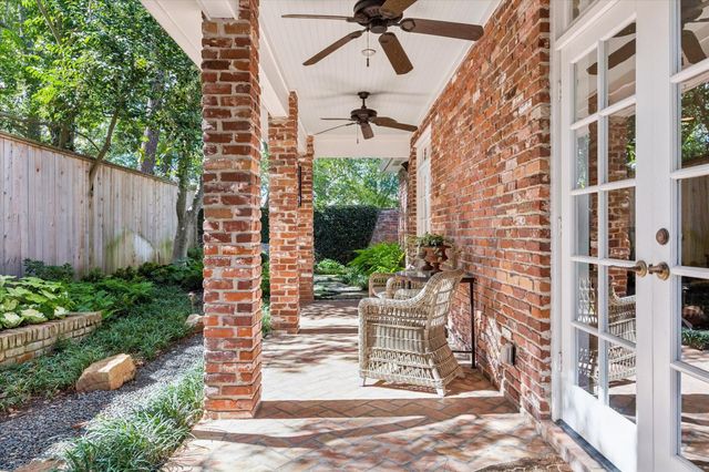 28 E Broad Oaks Drive, Houston, TX 77056