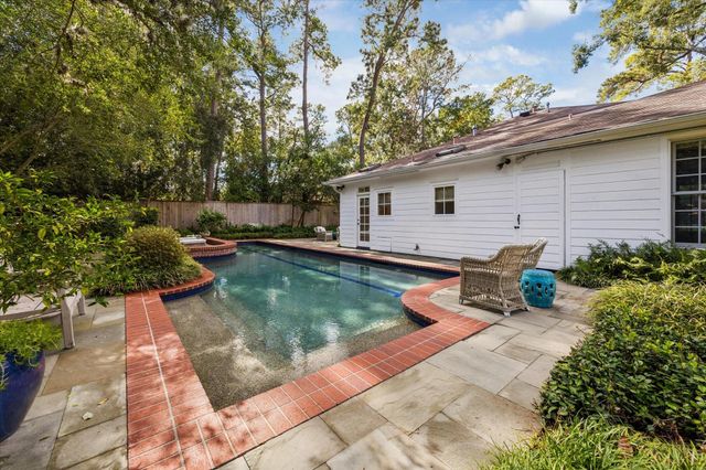 28 E Broad Oaks Drive, Houston, TX 77056