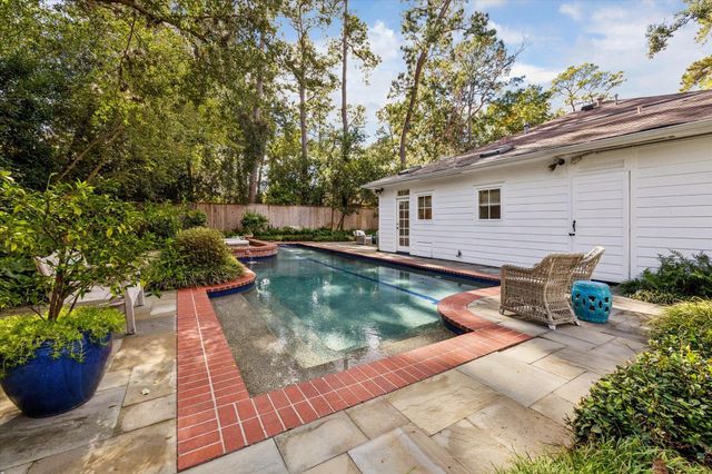 28 E Broad Oaks Drive, Houston, TX 77056