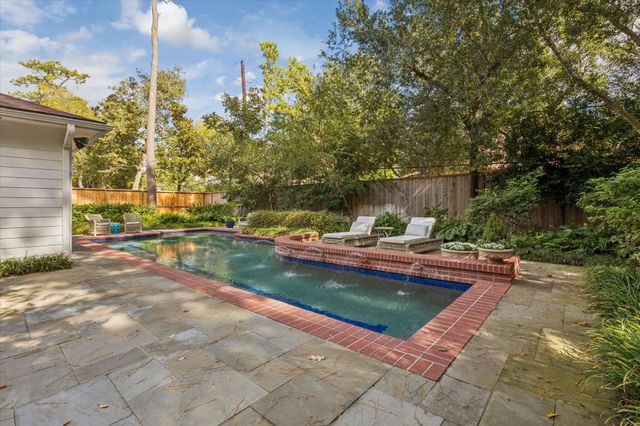 28 E Broad Oaks Drive, Houston, TX 77056