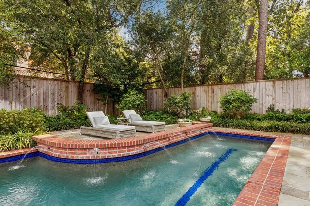 28 E Broad Oaks Drive, Houston, TX 77056