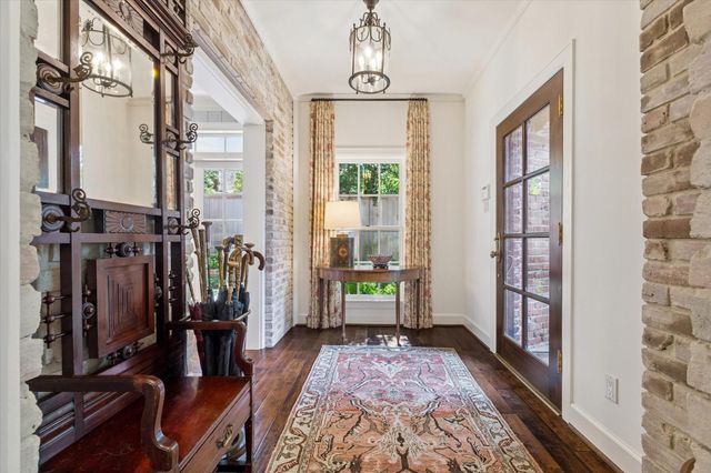 28 E Broad Oaks Drive, Houston, TX 77056