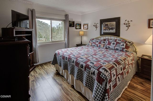 102 Baskins Creek Bypass, Gatlinburg, TN 37738