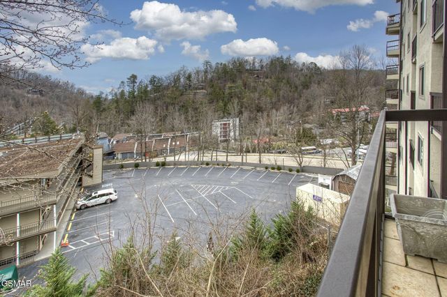 102 Baskins Creek Bypass, Gatlinburg, TN 37738