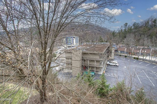 102 Baskins Creek Bypass, Gatlinburg, TN 37738