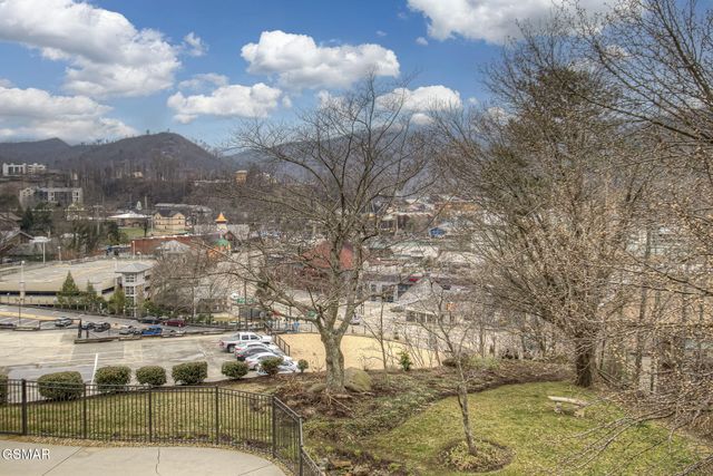 102 Baskins Creek Bypass, Gatlinburg, TN 37738