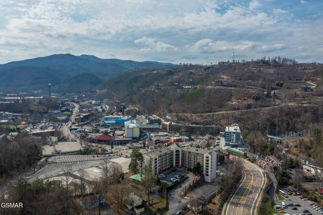 102 Baskins Creek Bypass, Gatlinburg, TN 37738