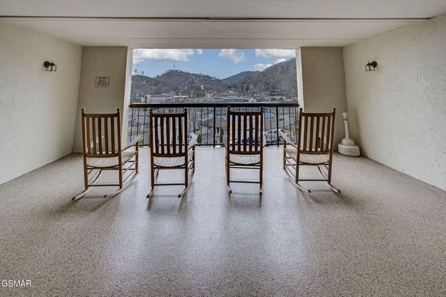 102 Baskins Creek Bypass, Gatlinburg, TN 37738