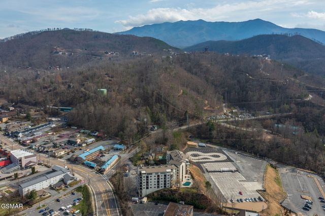 102 Baskins Creek Bypass, Gatlinburg, TN 37738